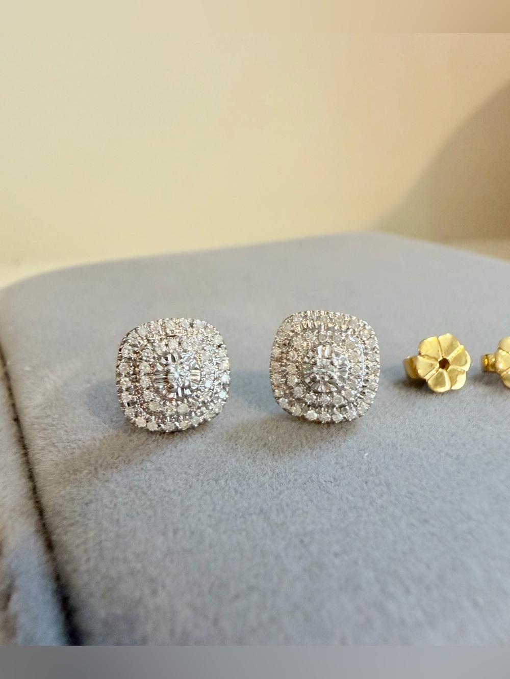 Natural Diamonds earrings 14k soiled gold.